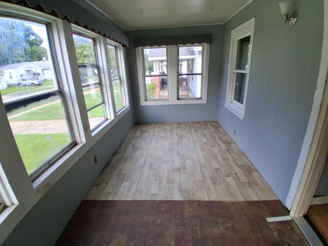 1553 E Walnut St  photo 2