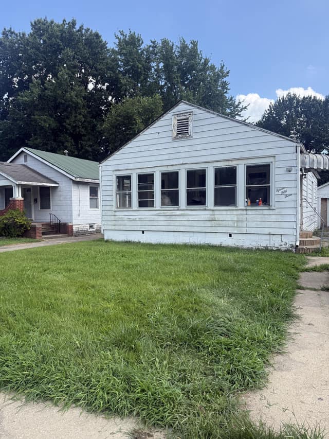 1553 E Walnut St  photo 1