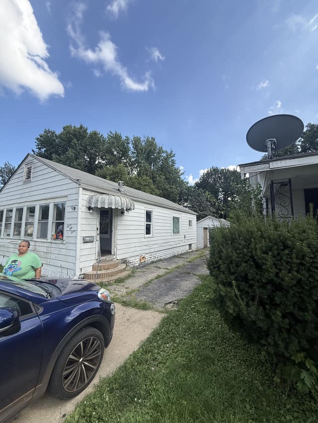 1553 E Walnut St  photo 3