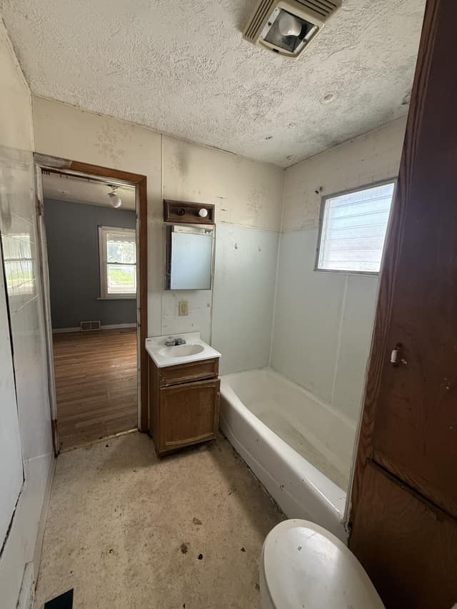 1553 E Walnut St  photo 6