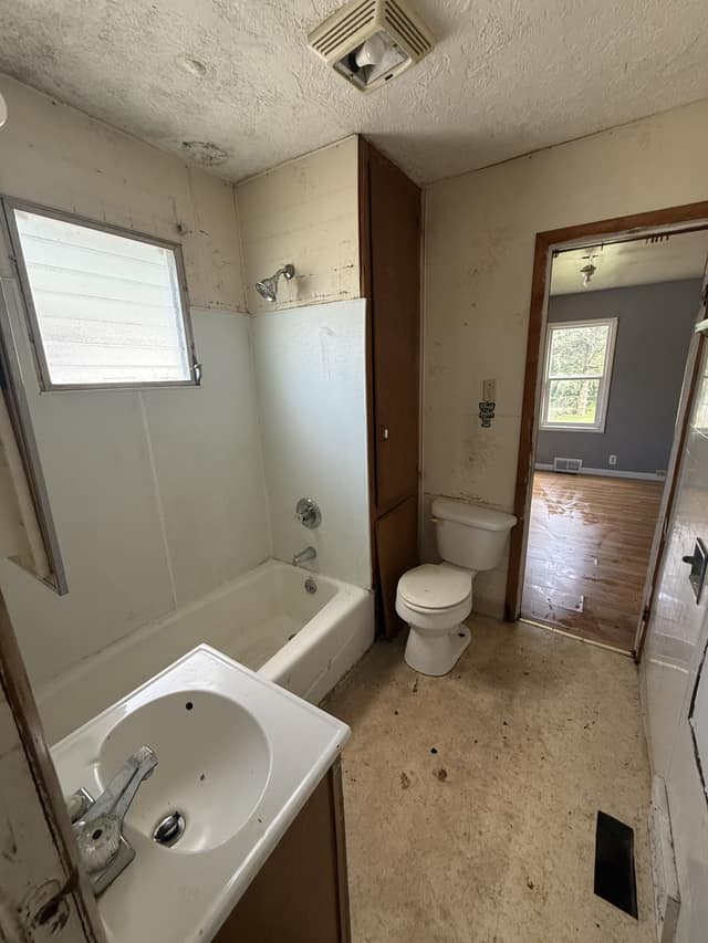 1553 E Walnut St  photo 7