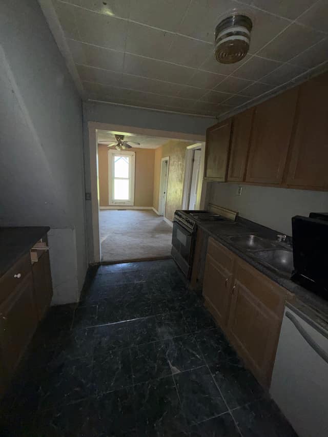 221 E Cherry St photo 4