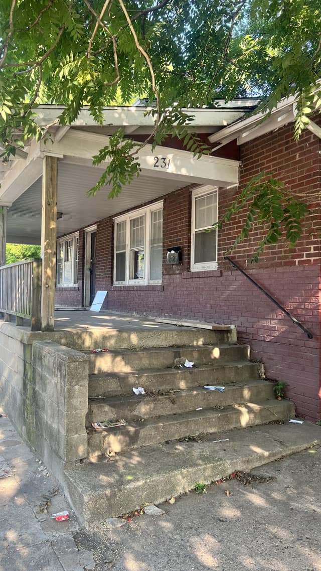 231 W Grand Ave photo 2