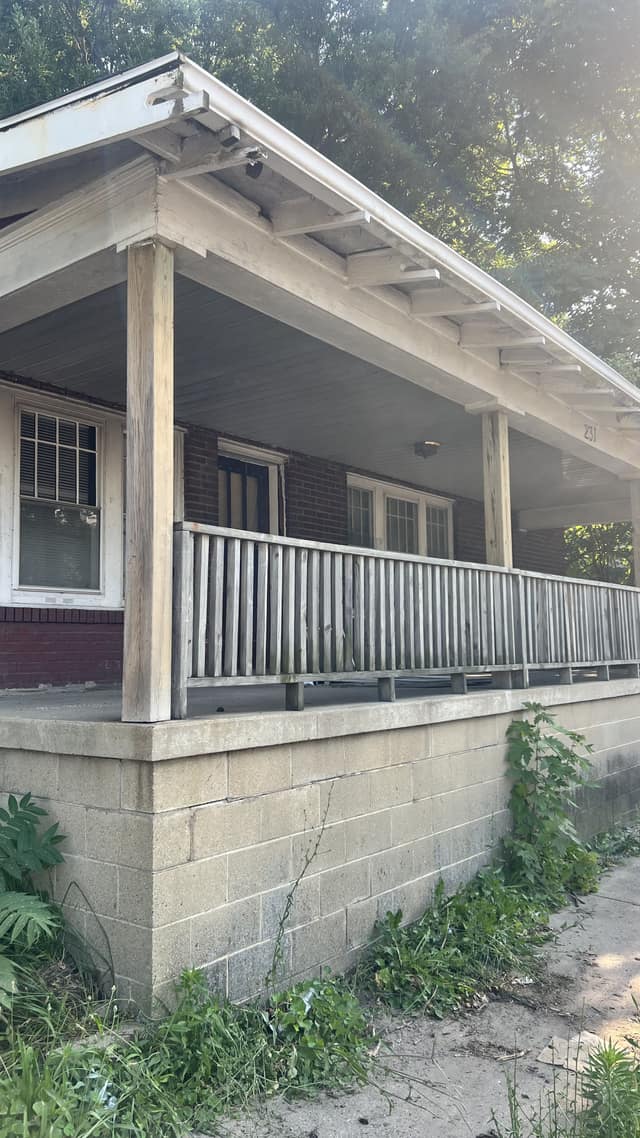 231 W Grand Ave photo 3