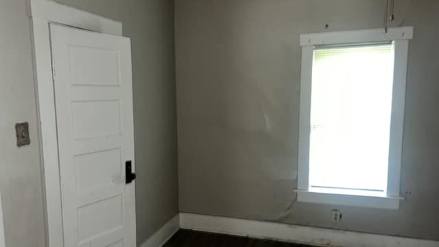 231 W Grand Ave photo 26