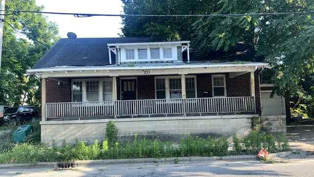 231 W Grand Ave photo 1