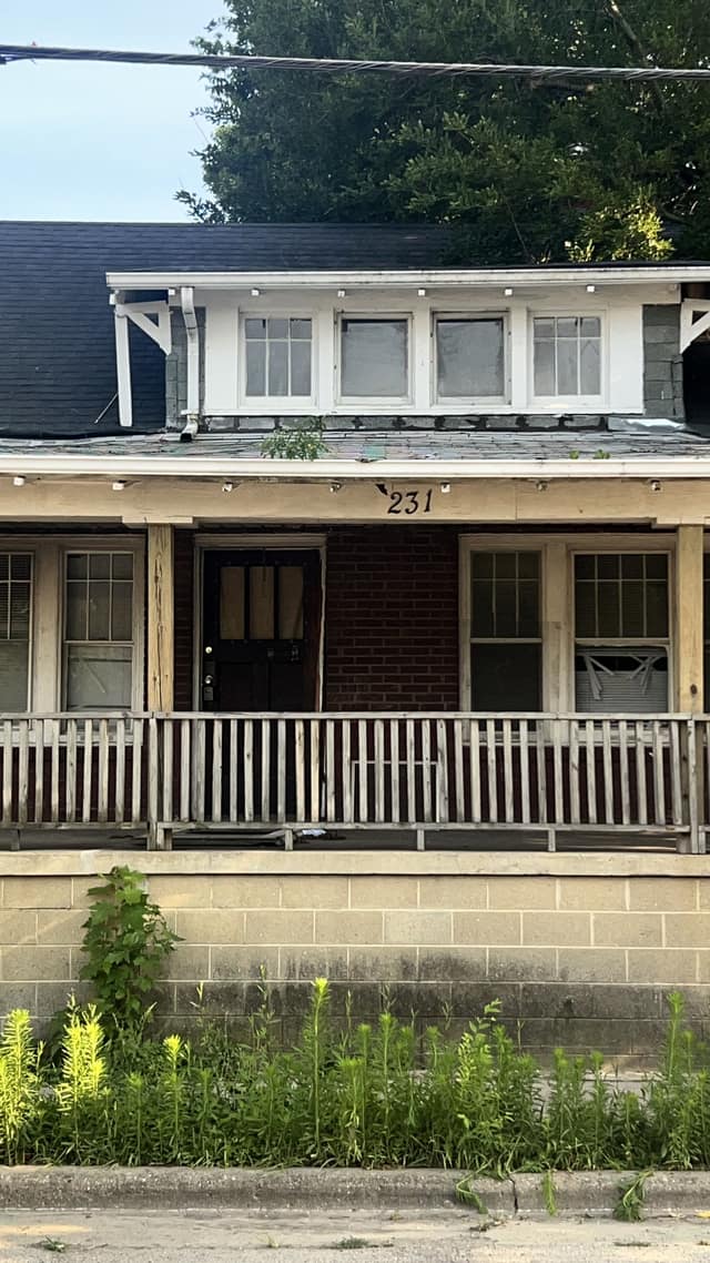 231 W Grand Ave photo 32