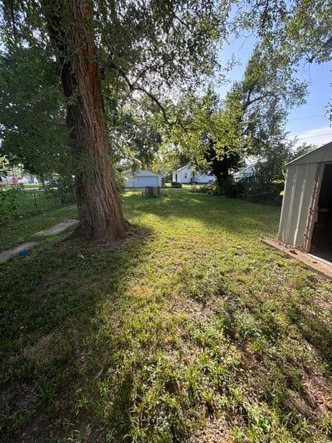 514 N Walnut St photo 2