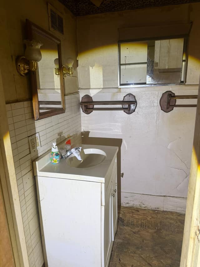 707 N Madison st photo 16