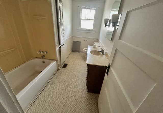 1174 W King photo 8