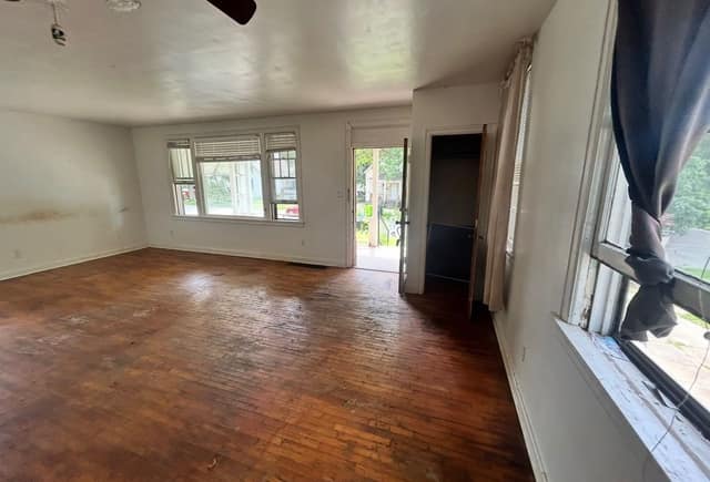 1174 W King photo 20