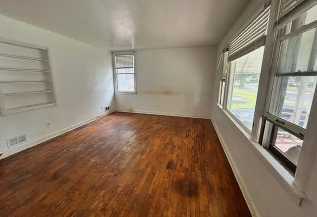 1174 W King photo 22