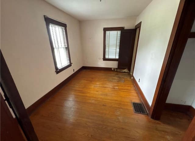 1272 W King St photo 2