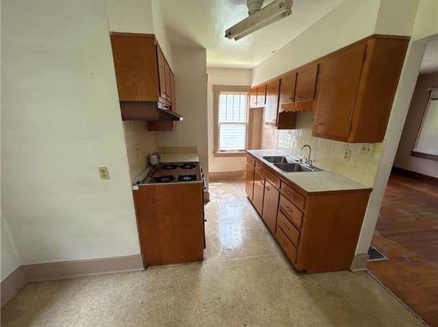 1272 W King St photo 3