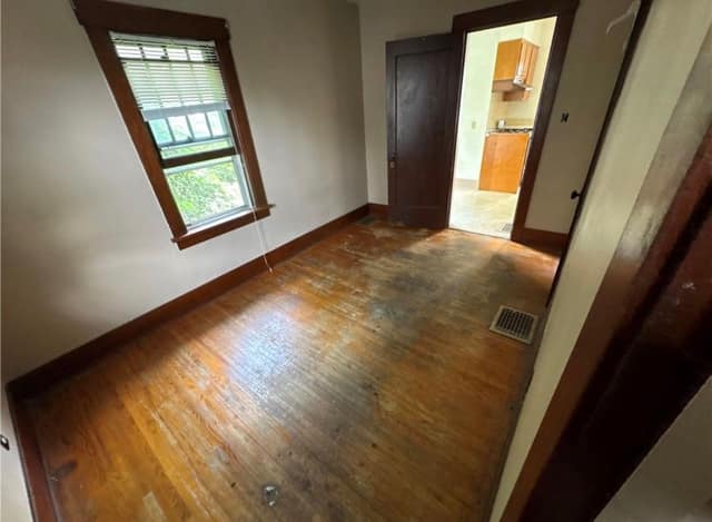 1272 W King St photo 4